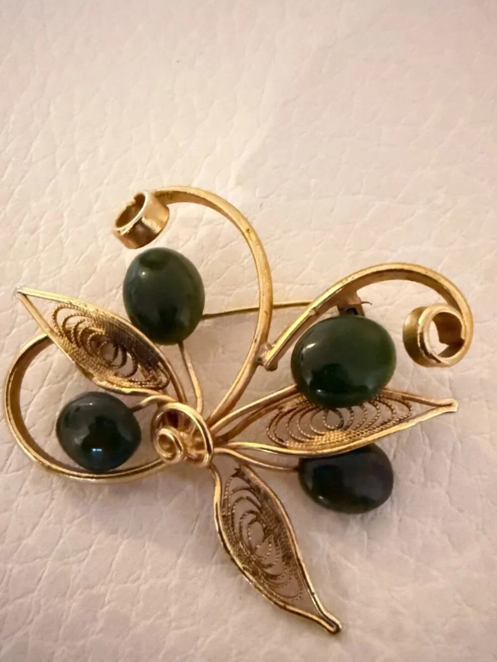 VINTAGE GOLD TONE GREEN STONE FILIGREE LEAF FLORAL BROOCH PIN ESTATE JEWELRY